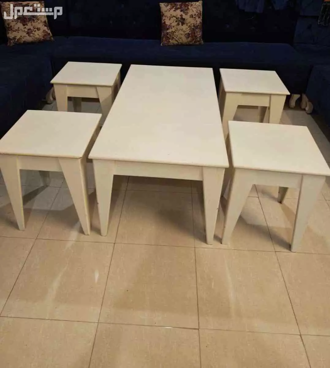 كنب للبيع مع ستاره وطاولات ودولاب