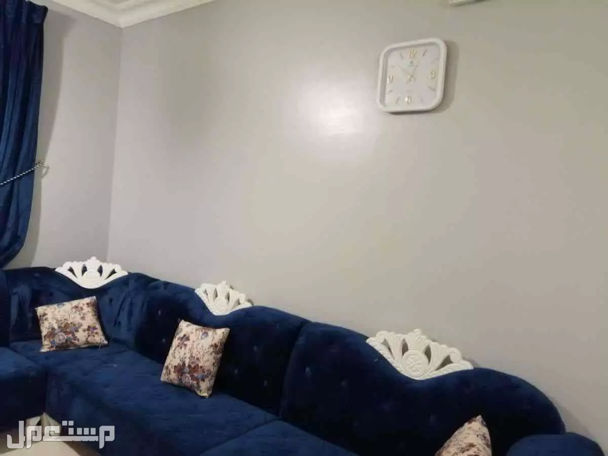 كنب للبيع مع ستاره وطاولات ودولاب