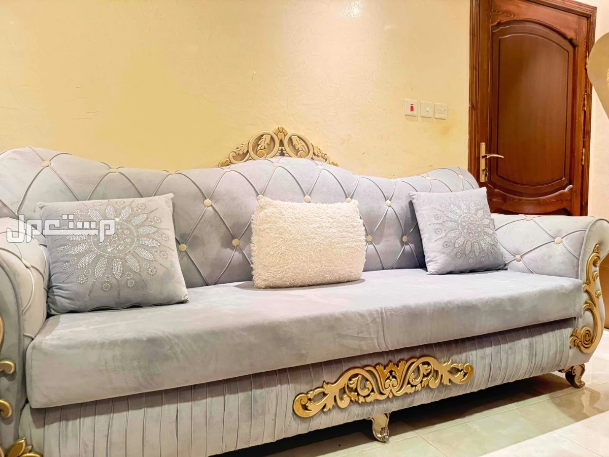 كنب شبة جديد سبب البيع كبير علئ المجلس ش في المدينة المنورة بسعر 3 آلاف ريال سعودي