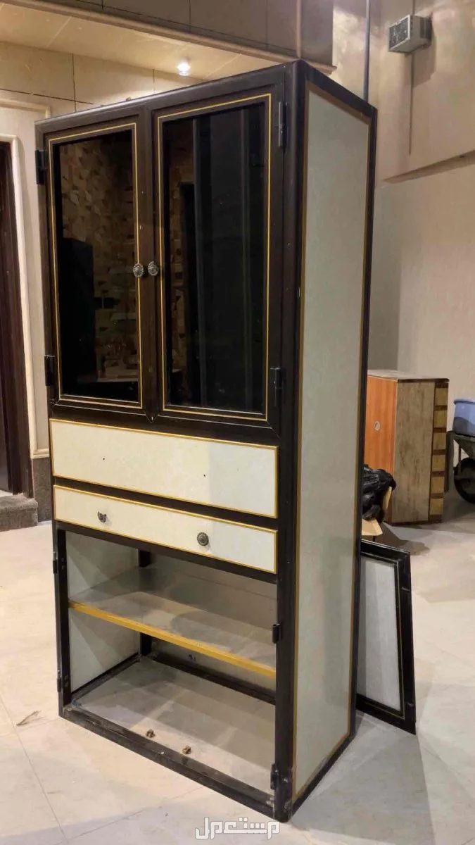 دولاب لخزائن الاغراض من نوع حديد يستحمل وقوي ويعيش معك سنين طويله ونضيف كل ابوابه وادروجه سليمه