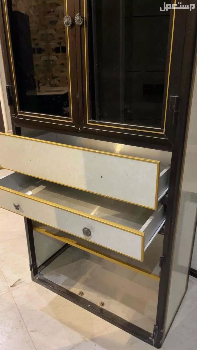 دولاب لخزائن الاغراض من نوع حديد يستحمل وقوي ويعيش معك سنين طويله ونضيف كل ابوابه وادروجه سليمه