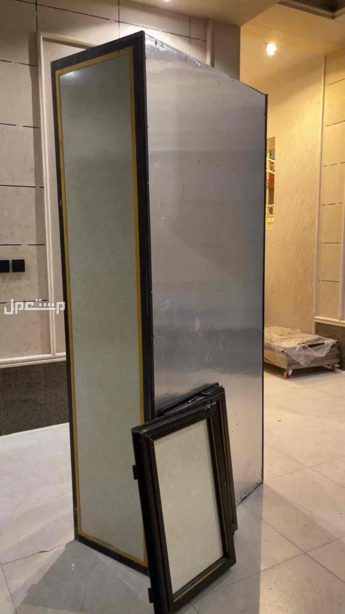 دولاب لخزائن الاغراض من نوع حديد يستحمل وقوي ويعيش معك سنين طويله ونضيف كل ابوابه وادروجه سليمه