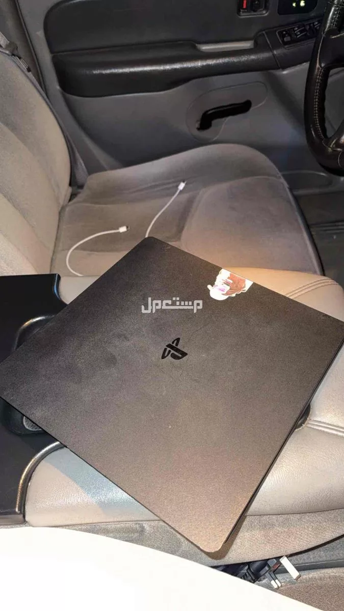 سوني 4 نظيف جداً للبيع مع يد و اسلاكه