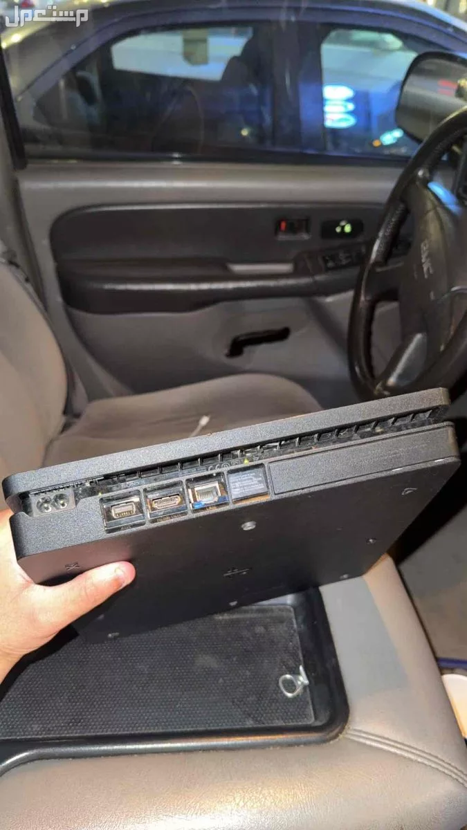 سوني 4 نظيف جداً للبيع مع يد و اسلاكه