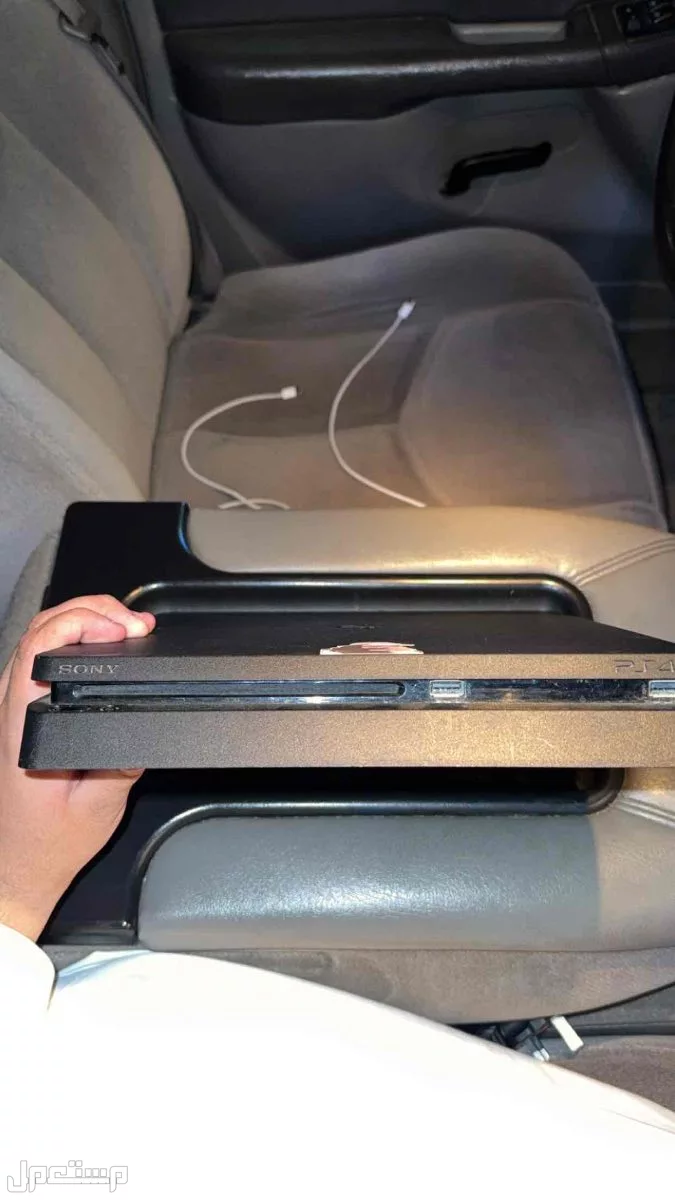 سوني 4 نظيف جداً للبيع مع يد و اسلاكه