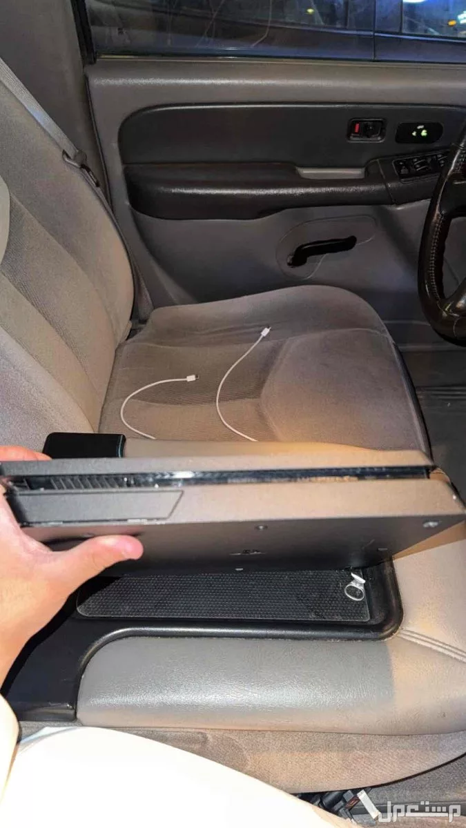 سوني 4 نظيف جداً للبيع مع يد و اسلاكه