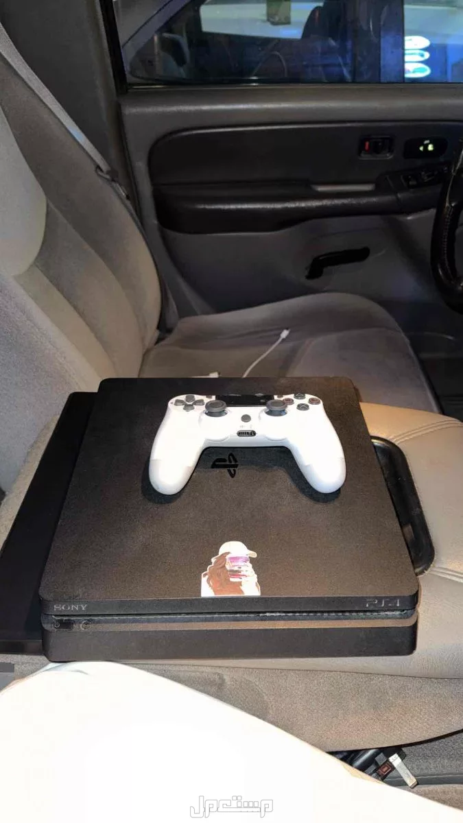 سوني 4 نظيف جداً للبيع مع يد و اسلاكه