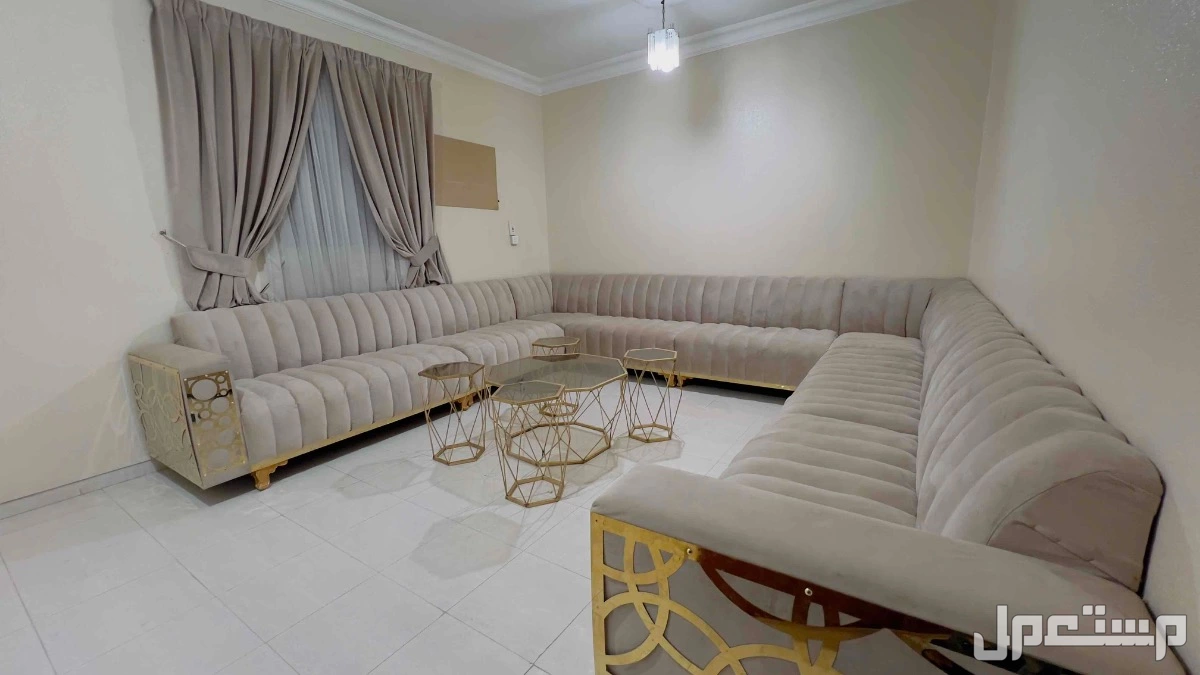 للبيع كنب مع الستارة والطاولات في الرياض بسعر 1200 ريال سعودي