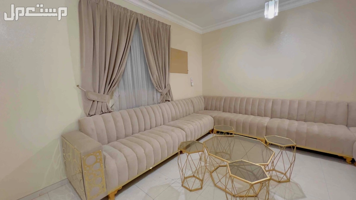 للبيع كنب مع الستارة والطاولات في الرياض بسعر 1200 ريال سعودي