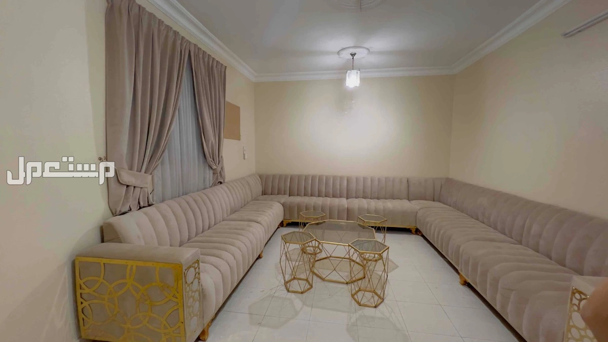 للبيع كنب مع الستارة والطاولات في الرياض بسعر 1200 ريال سعودي