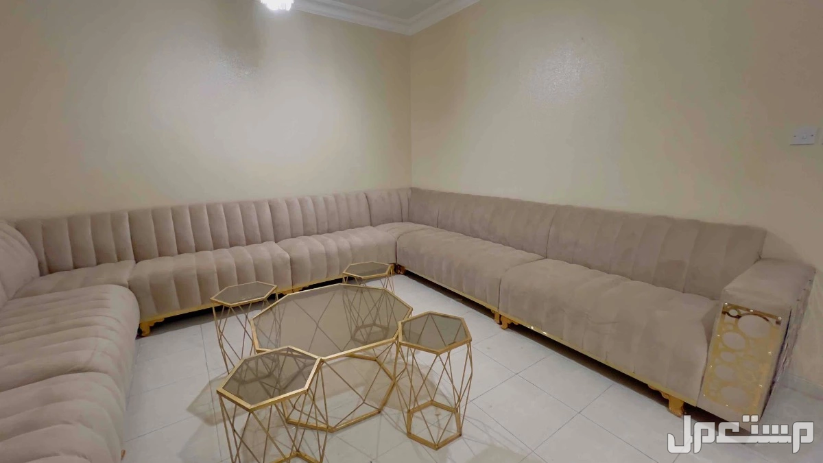 للبيع كنب مع الستارة والطاولات في الرياض بسعر 1200 ريال سعودي