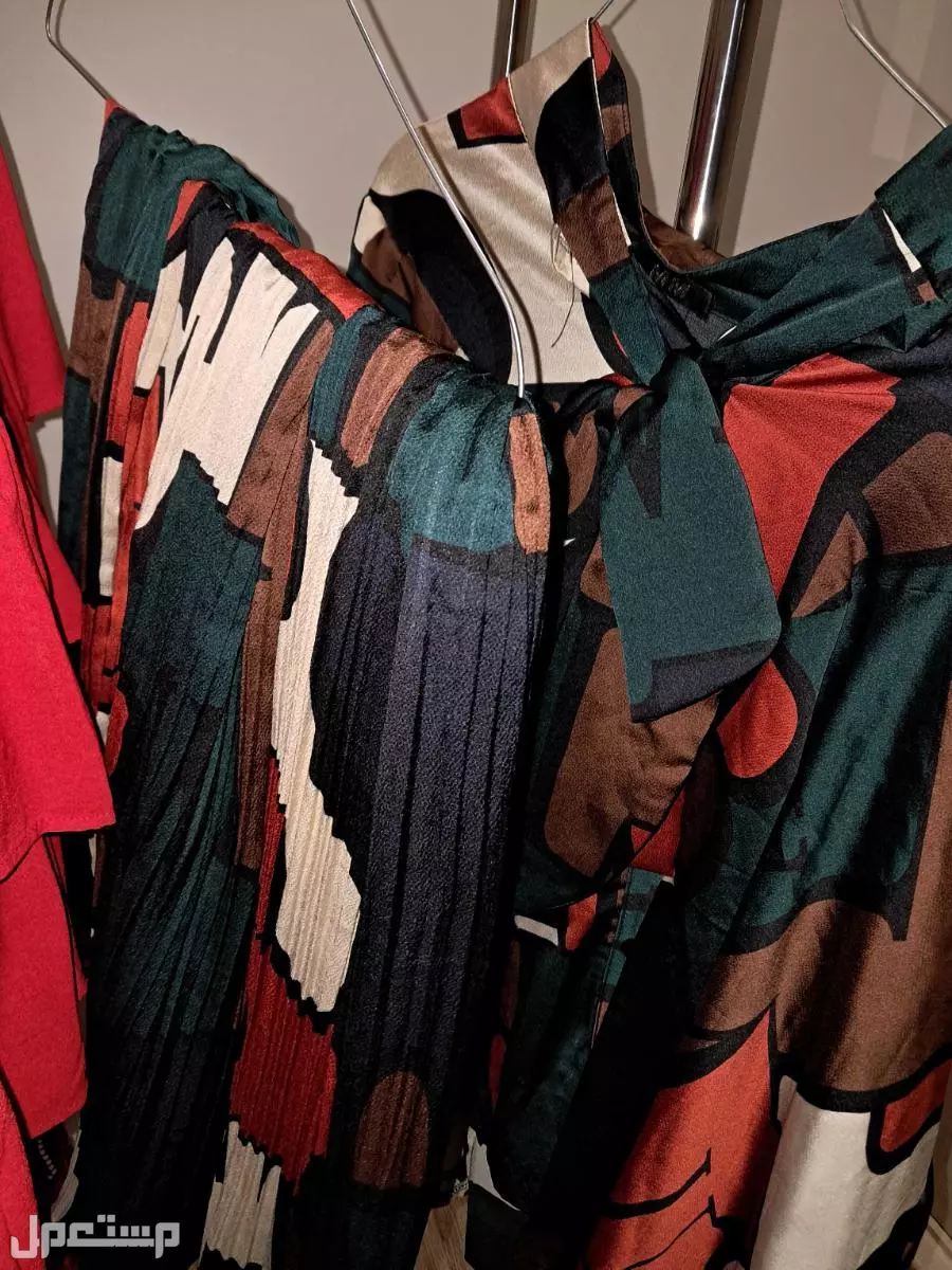 فستان مريح وجميل ويستاهل وطقم تنوره وبلوزه لا يفوتكم يابنات لايوجد توصيل تحويل قبل الإستلام اللي يبيها يجي يخذها