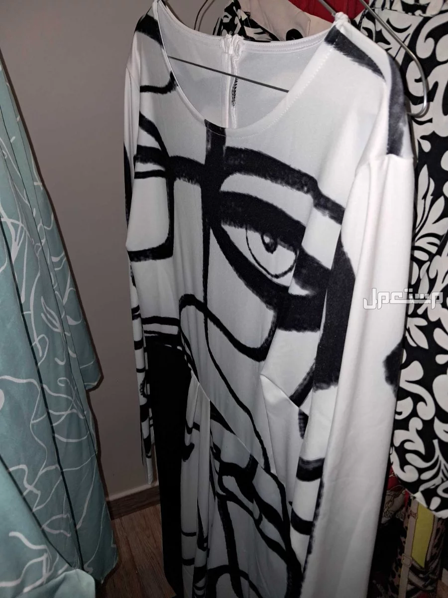 فستان مريح وجميل ويستاهل وطقم تنوره وبلوزه لا يفوتكم يابنات لايوجد توصيل تحويل قبل الإستلام اللي يبيها يجي يخذها