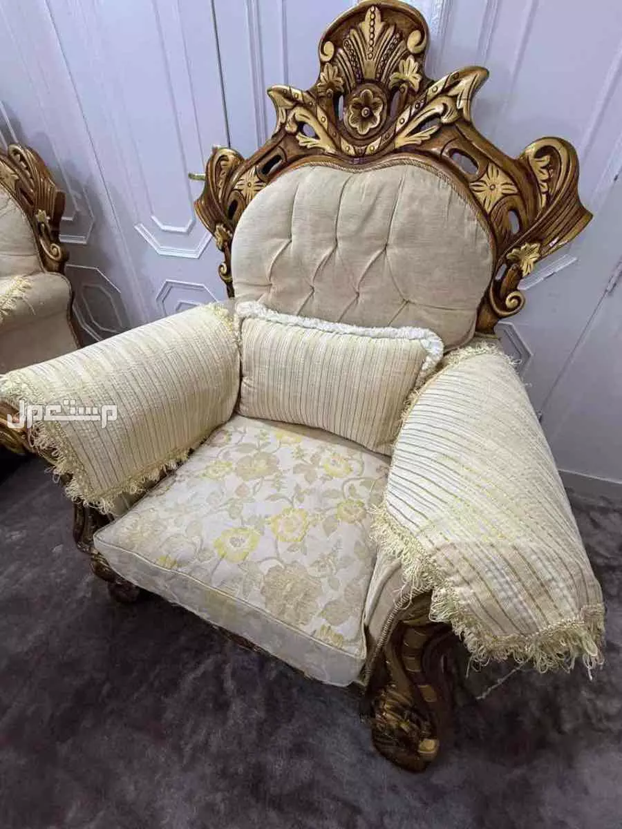 للبيع طقم كنب كلاسيكي فاخر بسعر مناسب