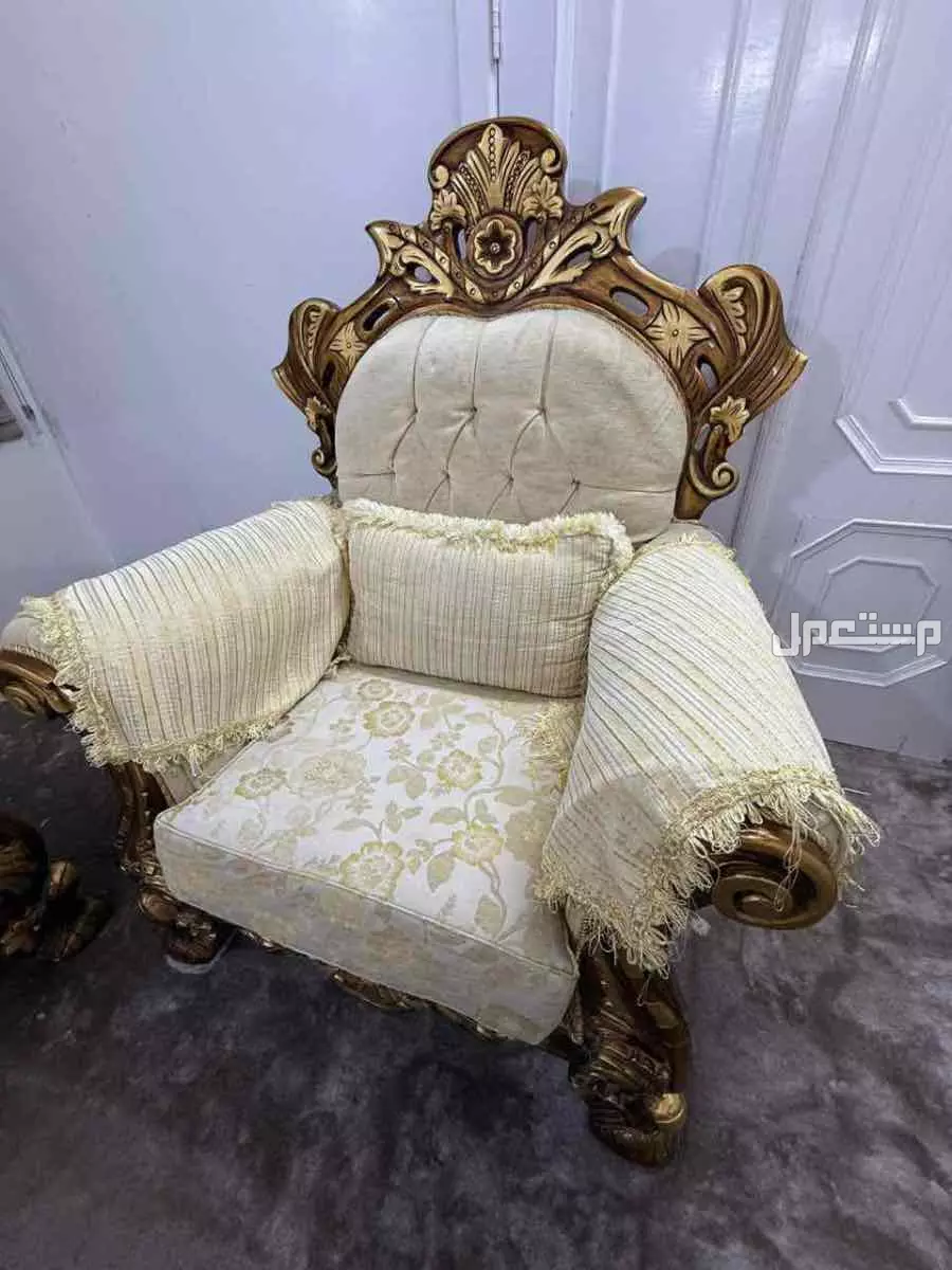 للبيع طقم كنب كلاسيكي فاخر بسعر مناسب