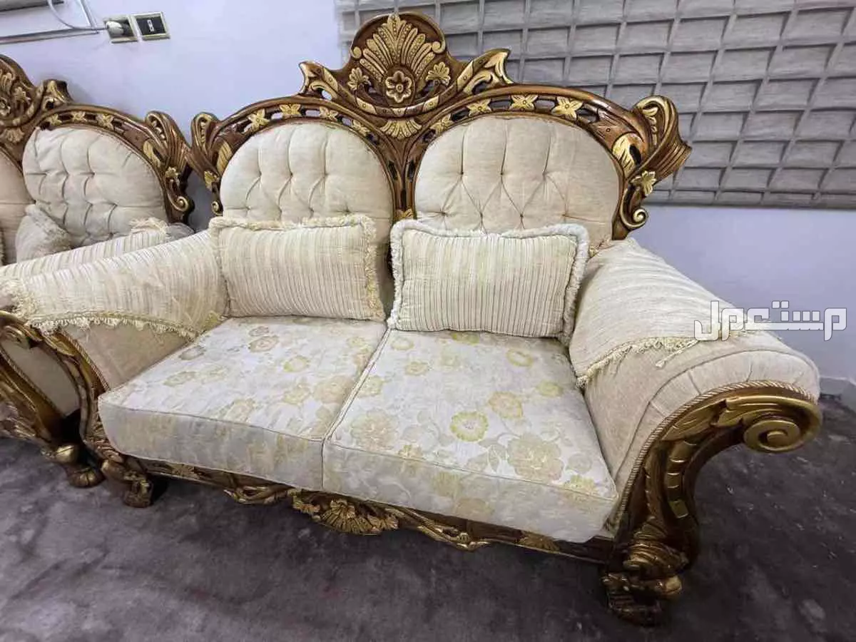 للبيع طقم كنب كلاسيكي فاخر بسعر مناسب