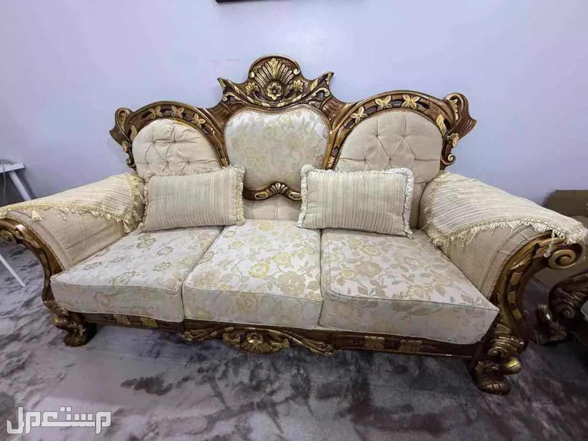 للبيع طقم كنب كلاسيكي فاخر بسعر مناسب