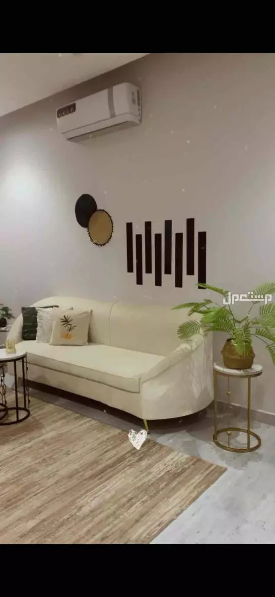 للبيع طقم كنب اربع قطع مع طاولات خدمه طاوله كبيره واربع خدمه