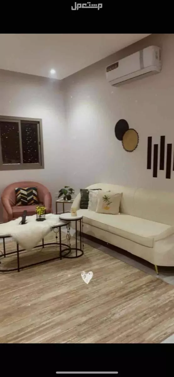 للبيع طقم كنب اربع قطع مع طاولات خدمه طاوله كبيره واربع خدمه