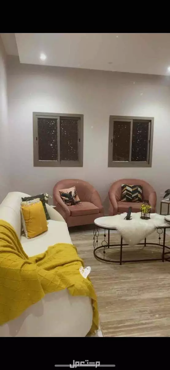 للبيع طقم كنب اربع قطع مع طاولات خدمه طاوله كبيره واربع خدمه