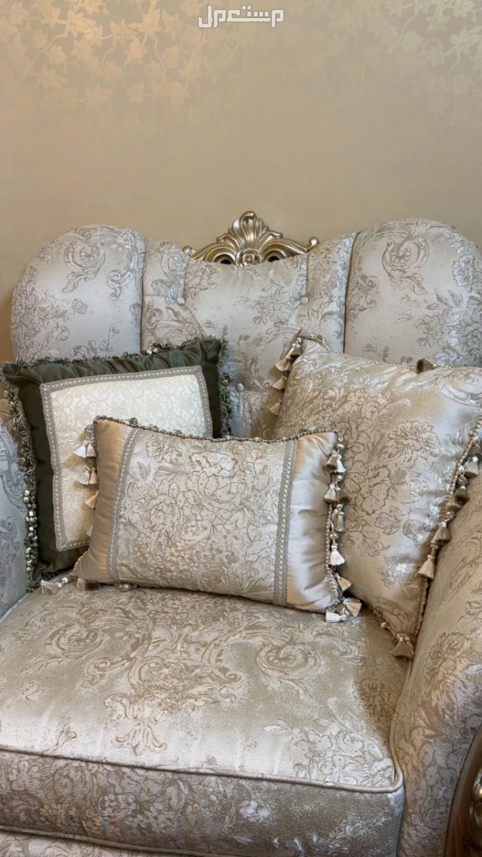 كنب فاخر أصلي سعره الاساسي 12000 ريال ، سبب البيع بسبب النقل.  في المدينة المنورة بسعر 1200 ريال سعودي