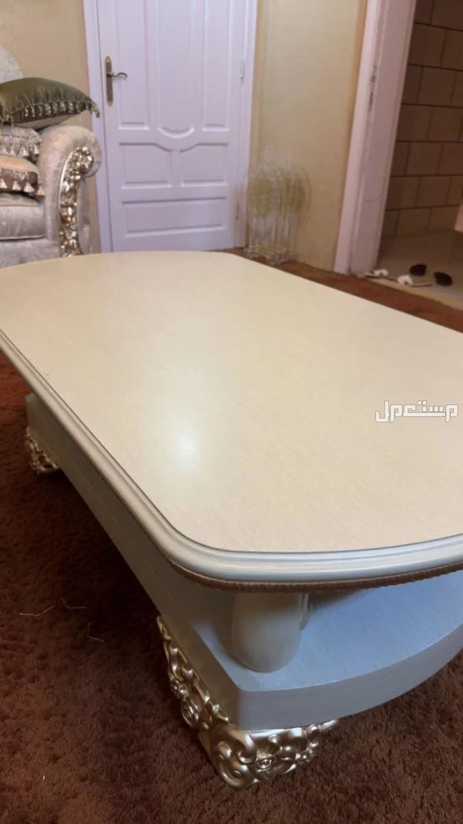 كنب فاخر أصلي سعره الاساسي 12000 ريال ، سبب البيع بسبب النقل.  في المدينة المنورة بسعر 1200 ريال سعودي