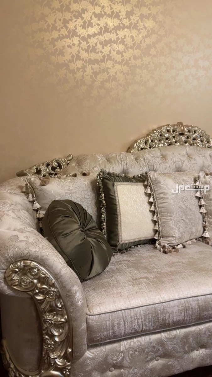 كنب فاخر أصلي سعره الاساسي 12000 ريال ، سبب البيع بسبب النقل.  في المدينة المنورة بسعر 1200 ريال سعودي