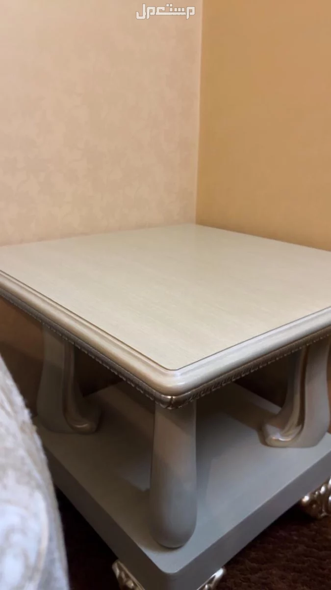 كنب فاخر أصلي سعره الاساسي 12000 ريال ، سبب البيع بسبب النقل.  في المدينة المنورة بسعر 1200 ريال سعودي