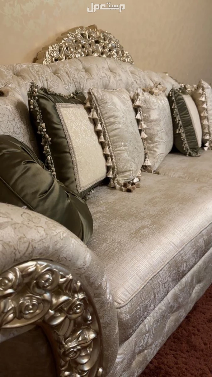 كنب فاخر أصلي سعره الاساسي 12000 ريال ، سبب البيع بسبب النقل.  في المدينة المنورة بسعر 1200 ريال سعودي