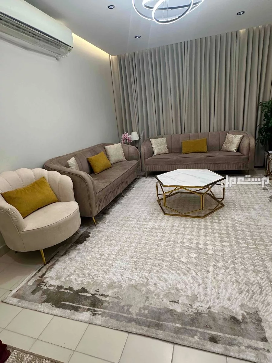 كنب 6 اشخاص ومعه طاوله رخام 4 خدمه وطاوله ارضيه