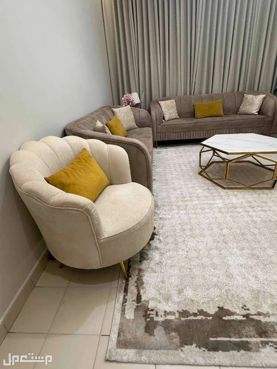 كنب 6 اشخاص ومعه طاوله رخام 4 خدمه وطاوله ارضيه