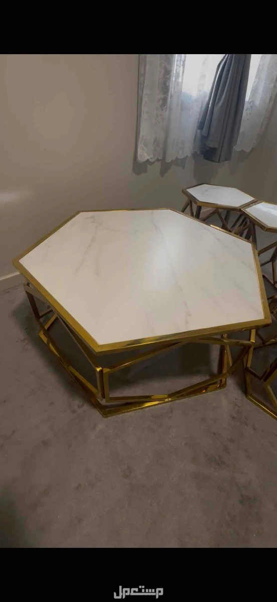 كنب 6 اشخاص ومعه طاوله رخام 4 خدمه وطاوله ارضيه