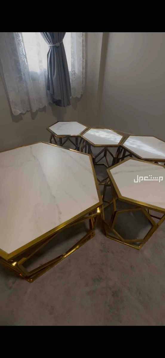 كنب 6 اشخاص ومعه طاوله رخام 4 خدمه وطاوله ارضيه