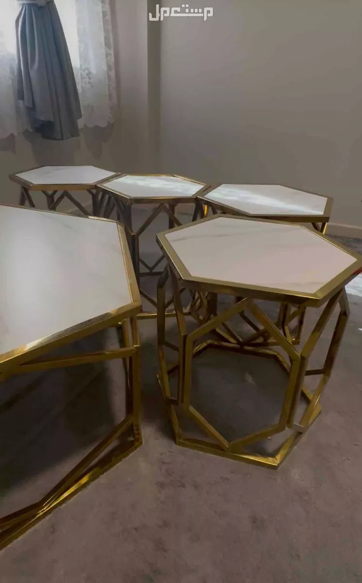 كنب 6 اشخاص ومعه طاوله رخام 4 خدمه وطاوله ارضيه شبهه جديده