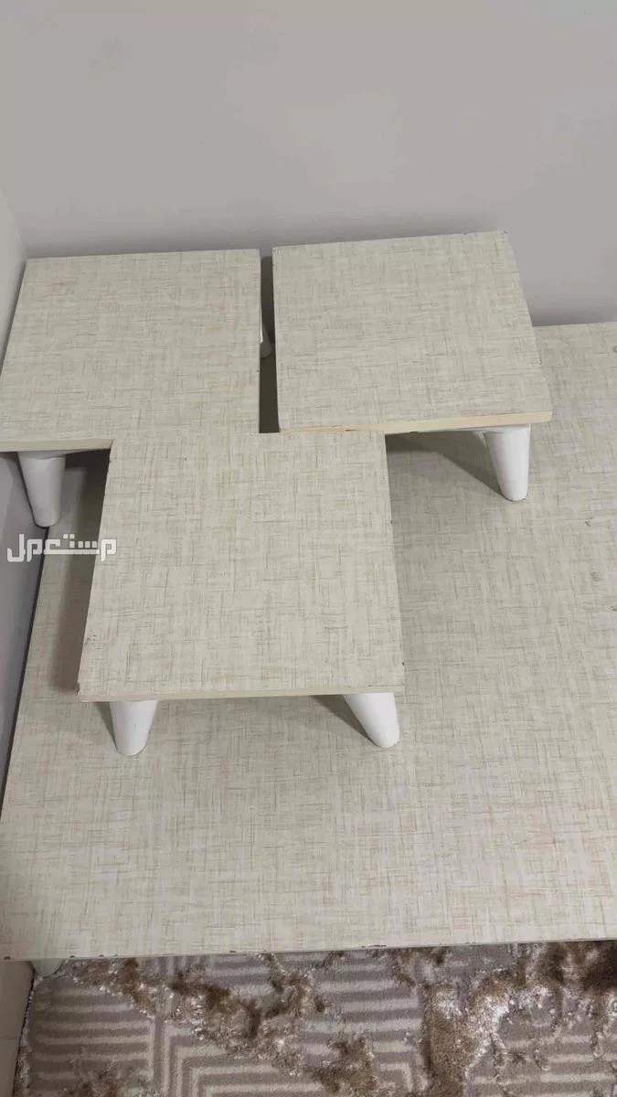 كنب 6 اشخاص ومعه طاوله رخام 4 خدمه وطاوله ارضيه معها 4 خدمه