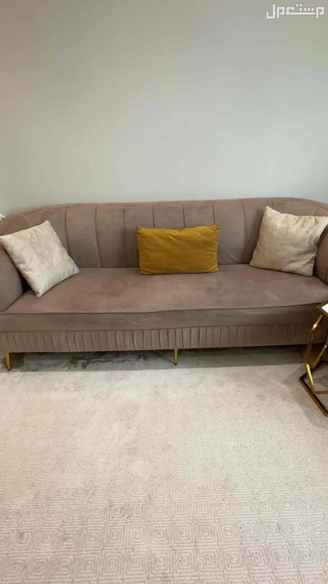 كنب 6 اشخاص ومعه طاوله رخام 4 خدمه وطاوله ارضيه