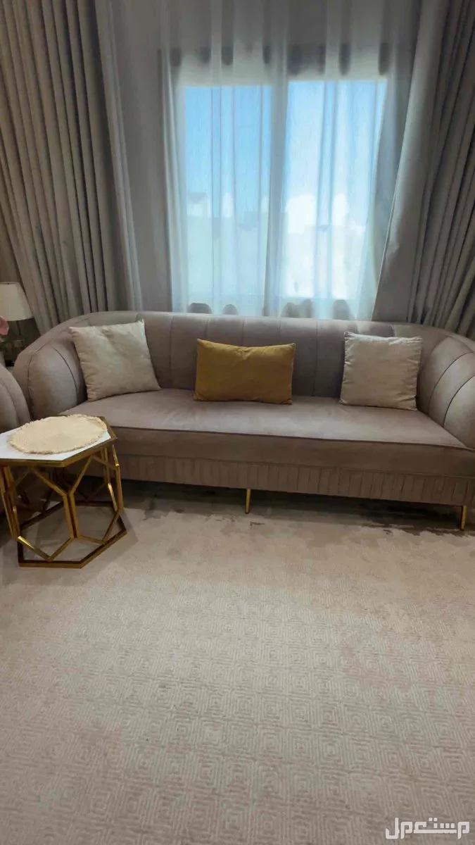 كنب 6 اشخاص ومعه طاوله رخام 4 خدمه وطاوله ارضيه