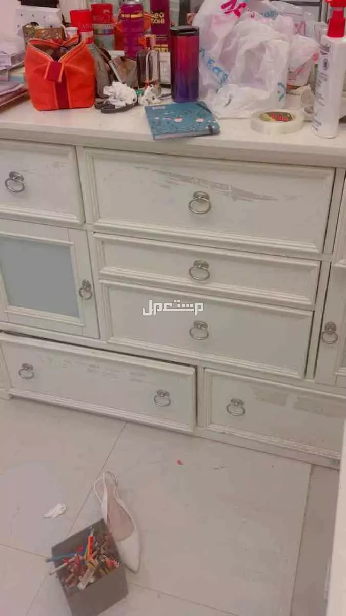 غرفة نوم من شركة اشلي مكونه من سرير وتسريحه