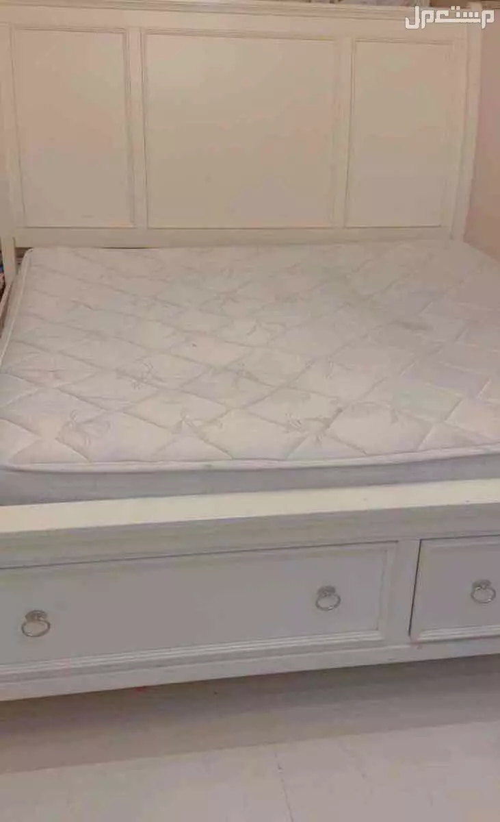 غرفة نوم من شركة اشلي مكونه من سرير وتسريحه