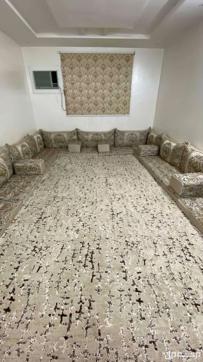 جلسة عربية أرضية نظيفة جدًا مع كامل الملحقات للبيع بالرياض مجلس رجال
