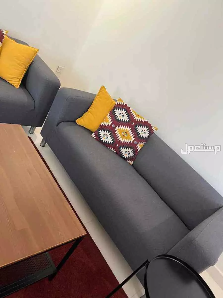 للبيع طقم كنب ايكيا نظيف جدًا في الرياض