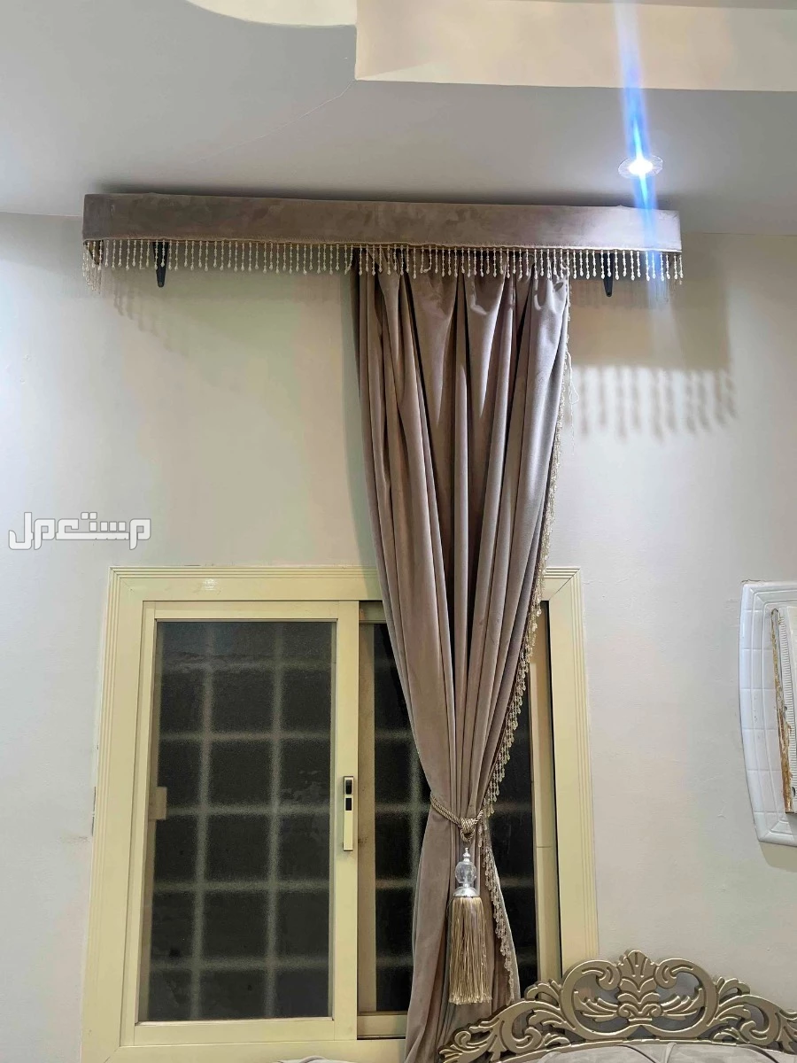 كنب للبيع نظيف بجميع ملحقاته استخدام بسيط السعر 2000 ريال