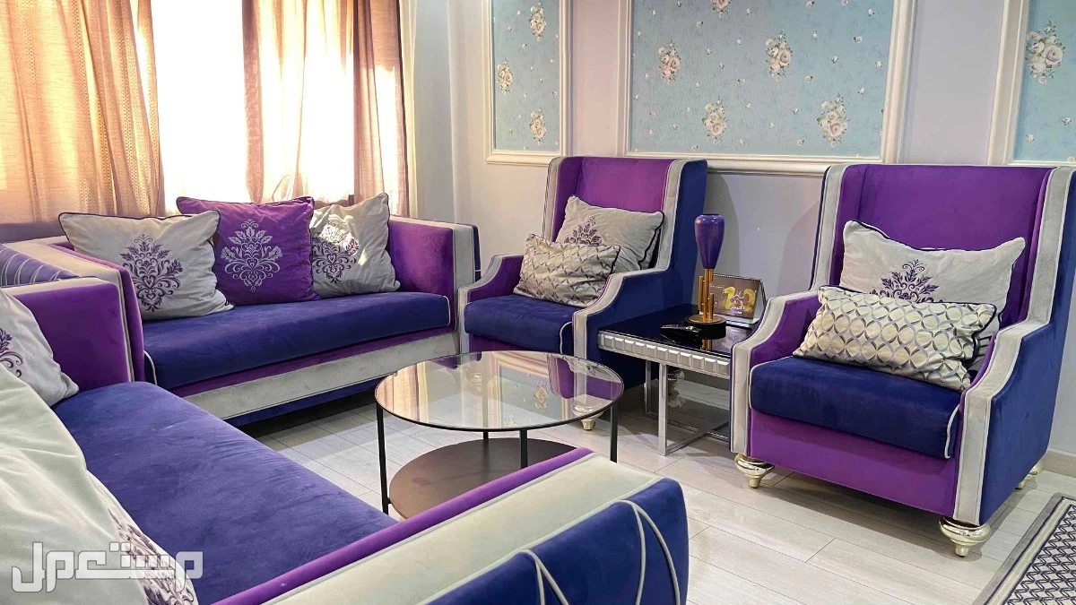 كنب مستعمل  مع طاولات وستارة وتحف