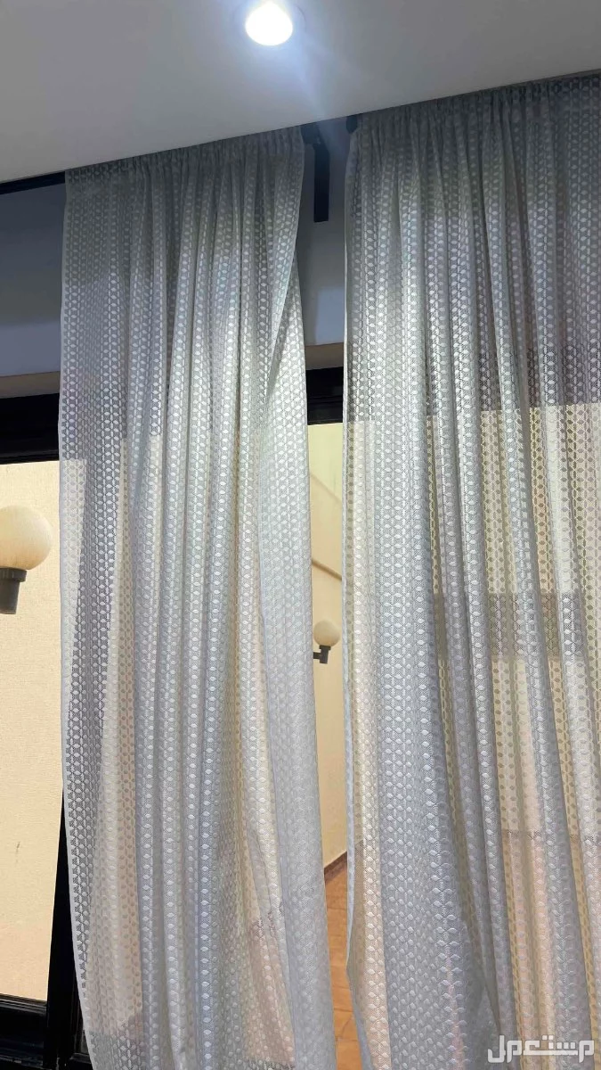 كنب مستعمل  مع طاولات وستارة وتحف