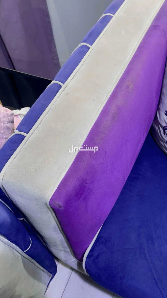 كنب مستعمل  مع طاولات وستارة وتحف