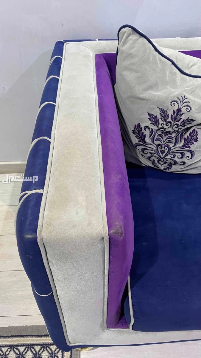 كنب مستعمل  مع طاولات وستارة وتحف