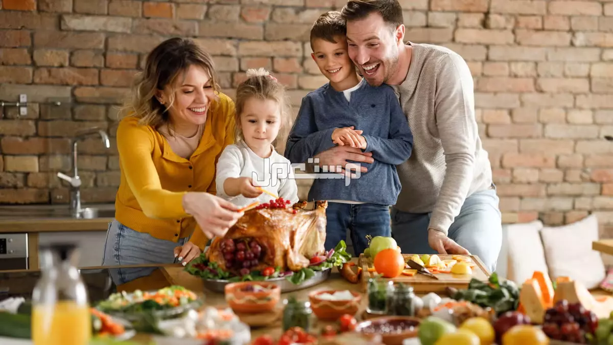 عيد الشكر 2025.. القصة الكاملة وراء الاحتفال وأجمل عبارات التهنئة thanksgiving dinner table