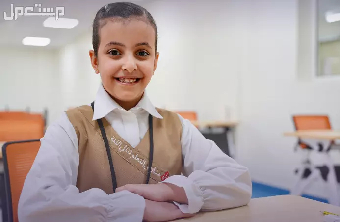 مواعيد الدوام الشتوي في مدارس الرياض 1447-1448 وجدول الاجازات طالبة صغيرة في مدرسة بالرياض