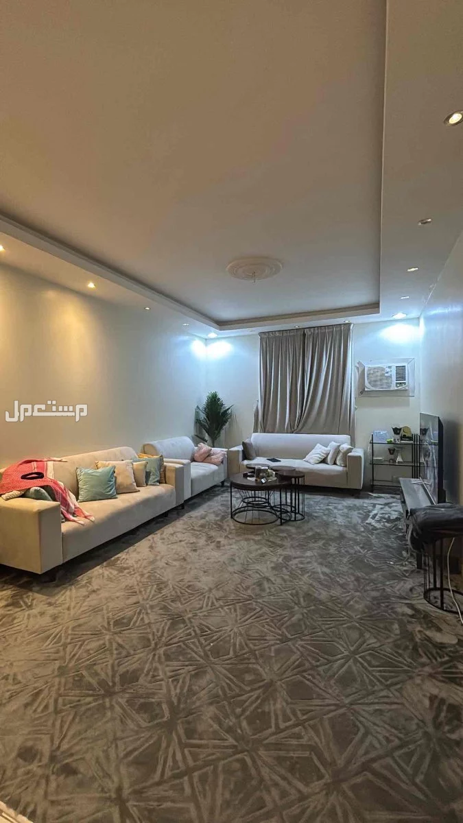 كنب للبيع اربع قطع وطاولة تلفزيون وطاوله بالوسط وملحقطاته