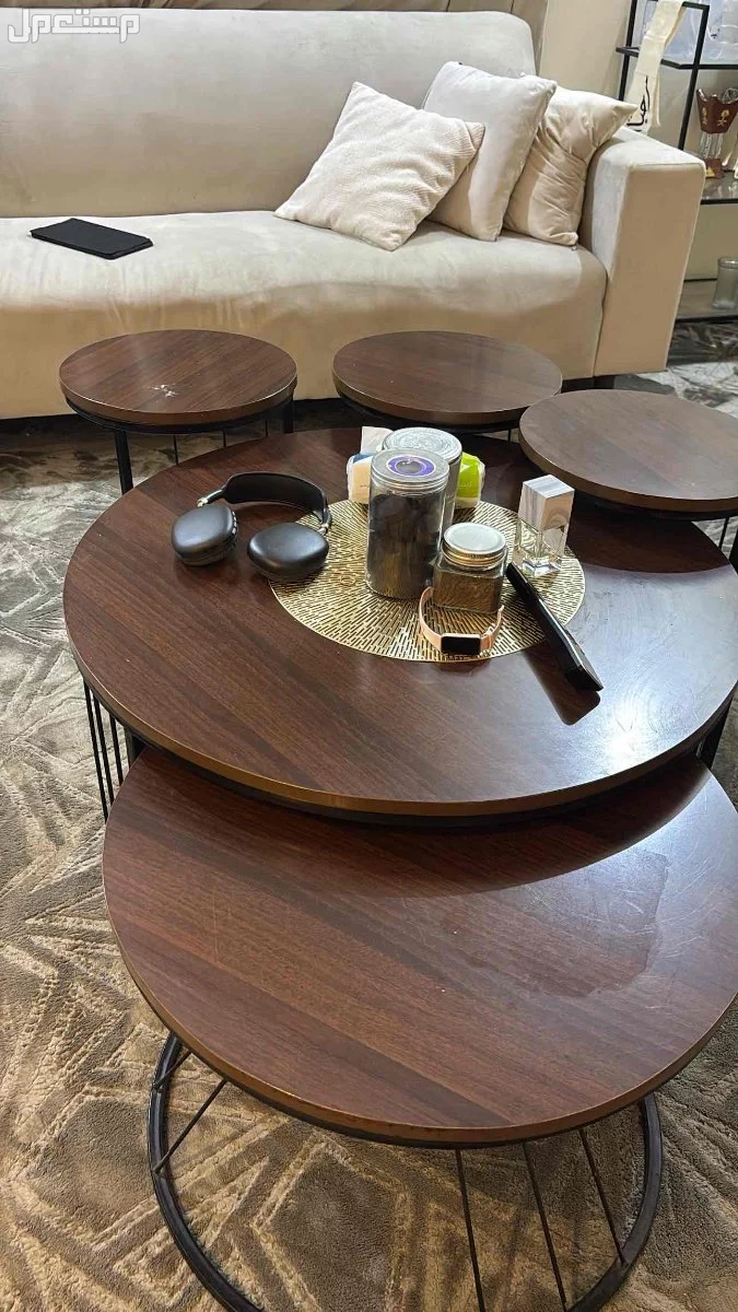 كنب للبيع اربع قطع وطاولة تلفزيون وطاوله بالوسط وملحقطاته الطاوله